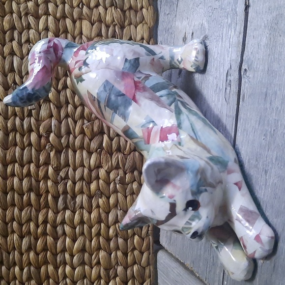 Vintage cottagecore handmade ceramic green and pink playful cat figurine - Picture 3 of 7